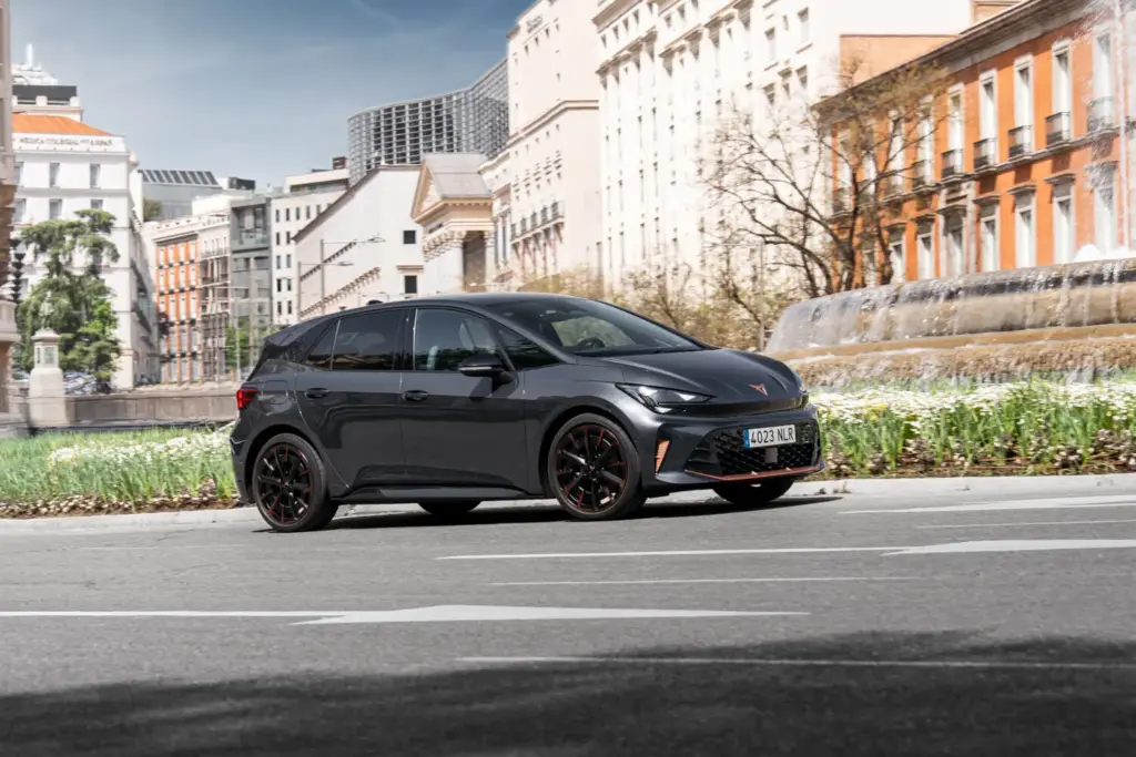 nuevo cupra born vz gris timanfaya 2027 madrid 10 Motor16