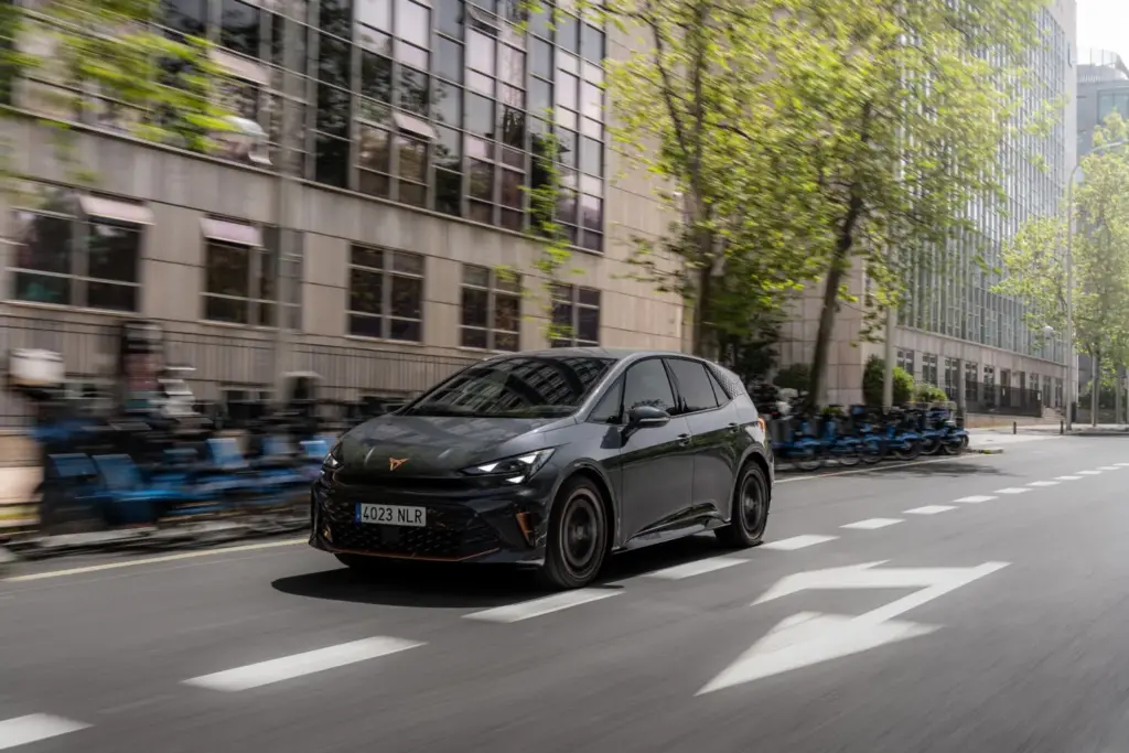 nuevo cupra born vz gris timanfaya 2027 madrid 13 Motor16