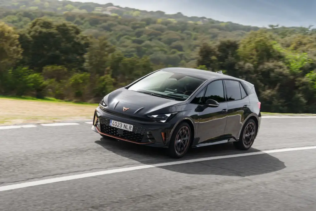 nuevo cupra born vz gris timanfaya 2027 madrid 16 Motor16