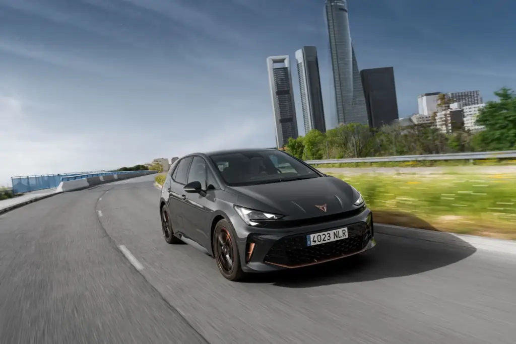 nuevo cupra born vz gris timanfaya 2027 madrid 3 Motor16