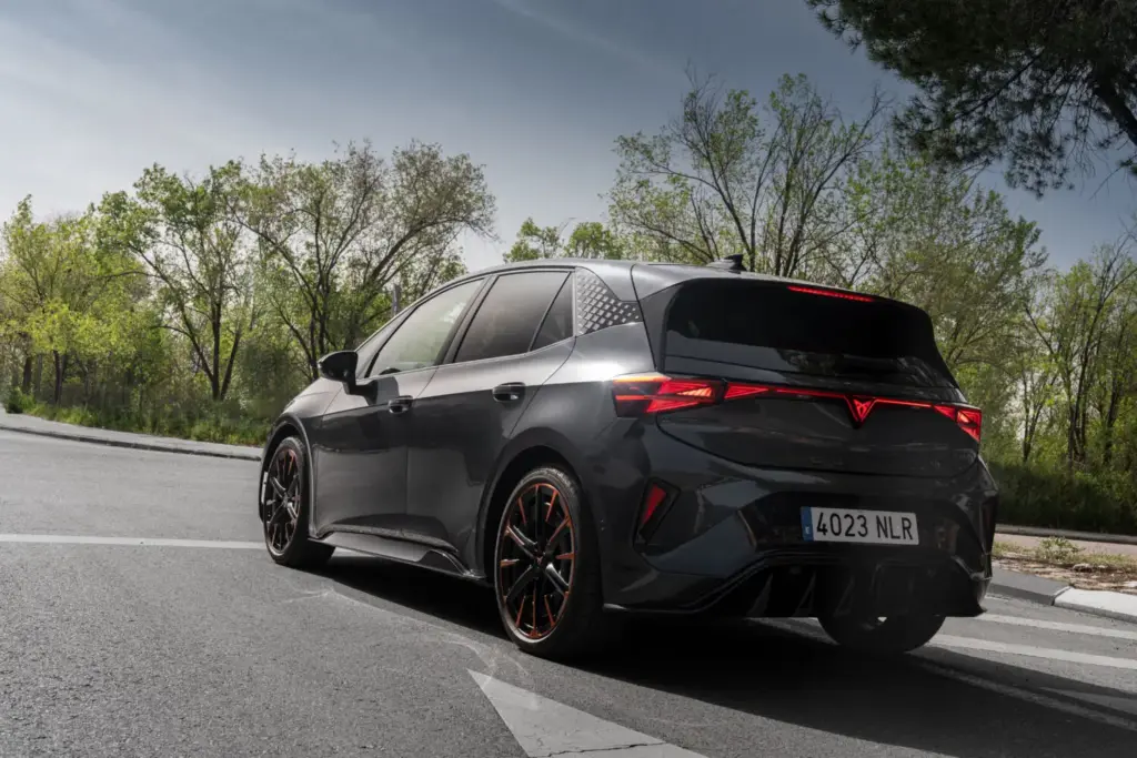 nuevo cupra born vz gris timanfaya 2027 madrid 4 Motor16