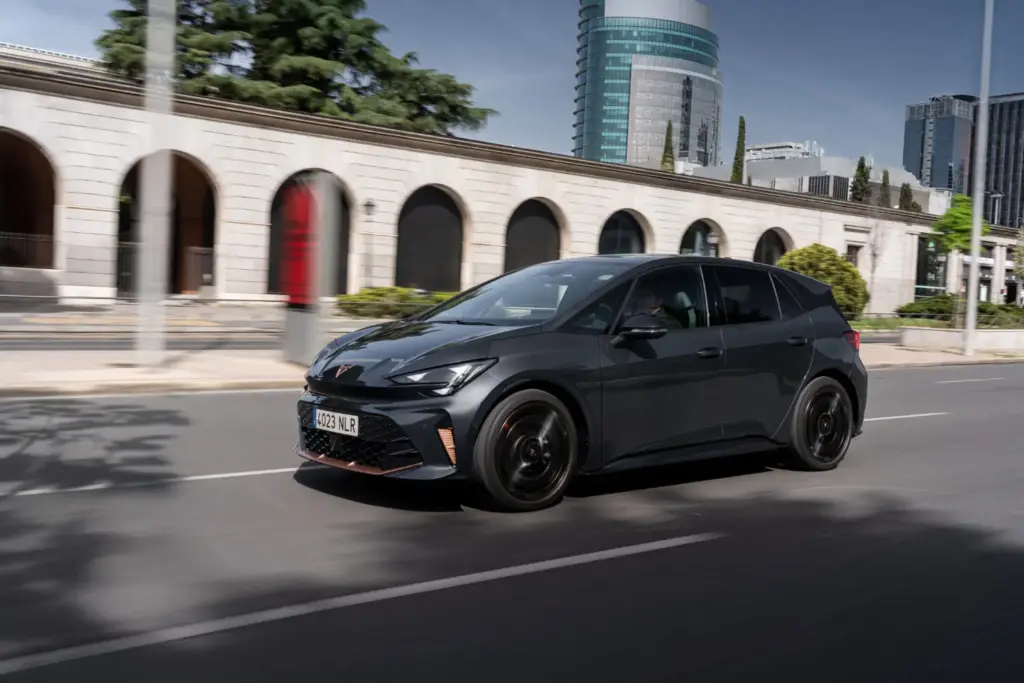 nuevo cupra born vz gris timanfaya 2027 madrid 5 Motor16