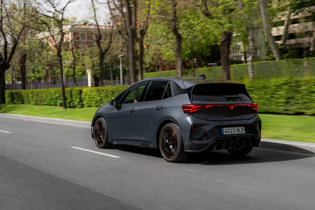 nuevo cupra born vz gris timanfaya 2027 madrid 6 Motor16
