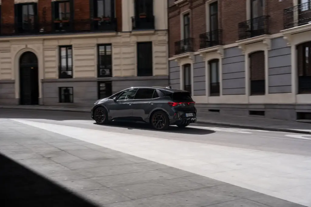 nuevo cupra born vz gris timanfaya 2027 madrid 7 Motor16