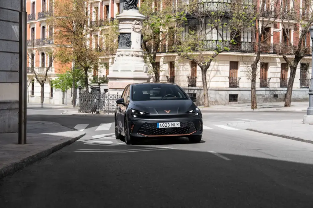 nuevo cupra born vz gris timanfaya 2027 madrid 8 Motor16