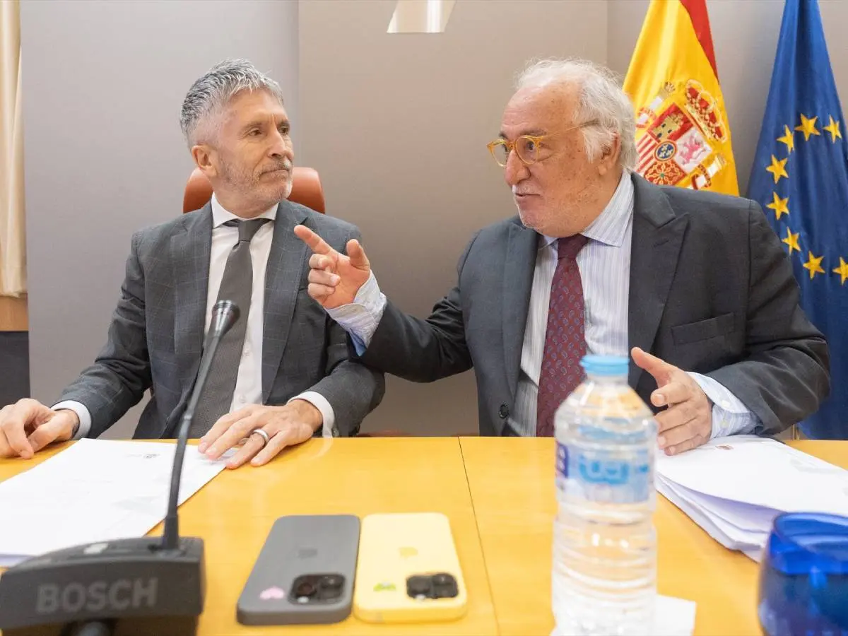 Pere Navarro comparece junto con el minitro del Interior