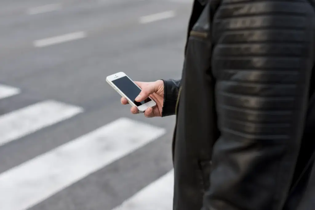La DGT no solo multa a coches, camiones, furgonetas, motos… Ahora también a los peatones que crucen la calle de esta forma tan habitual. Y peligrosa 2 Motor16 cruzar paso de peatones móvil