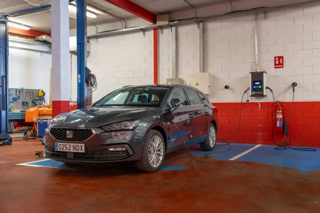 Seat León Sportstourer e-HYBRID Style XL: Damas y caballeros, no enciendan sus motores 3 Motor16 prueba Seat Leon Sportstourer e HYBRID Style XL 12 Motor16