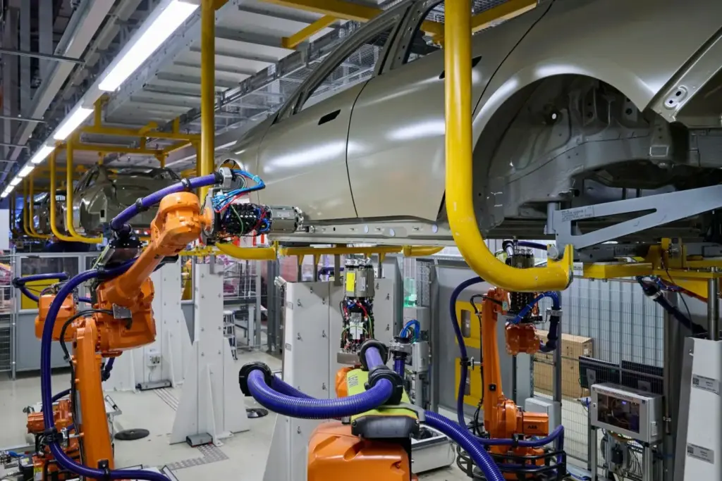 robot fabrica bmw 5 Motor16