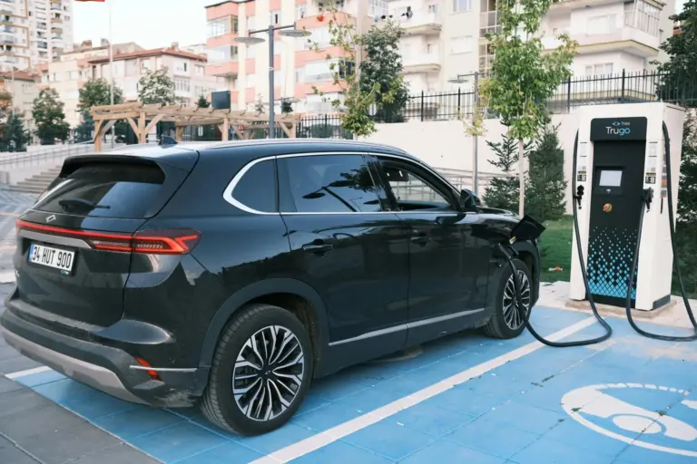 Las ventas de coches eléctricos crecen un 30 % en 2025, y ya son el 20 % del mercado, según la AIE