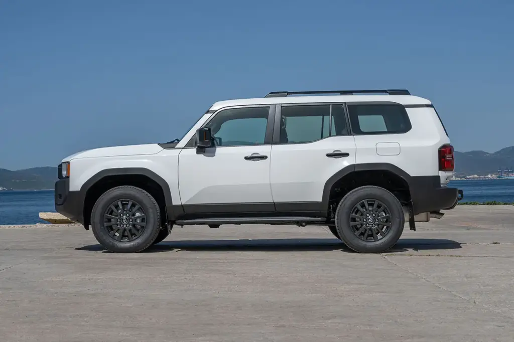 Así son el Toyota Land Cruiser 250 Prado más básico y el más equipado