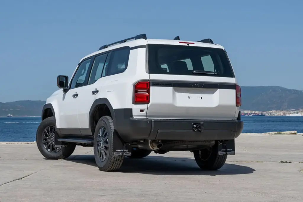 Así son el Toyota Land Cruiser 250 Prado más básico y el más equipado