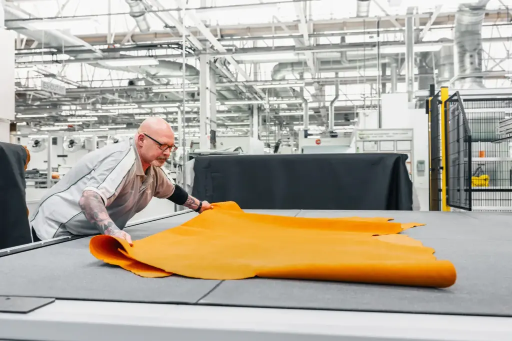 Robots contra artesanos: La gran batalla de las fábricas de coches ya ha comenzado