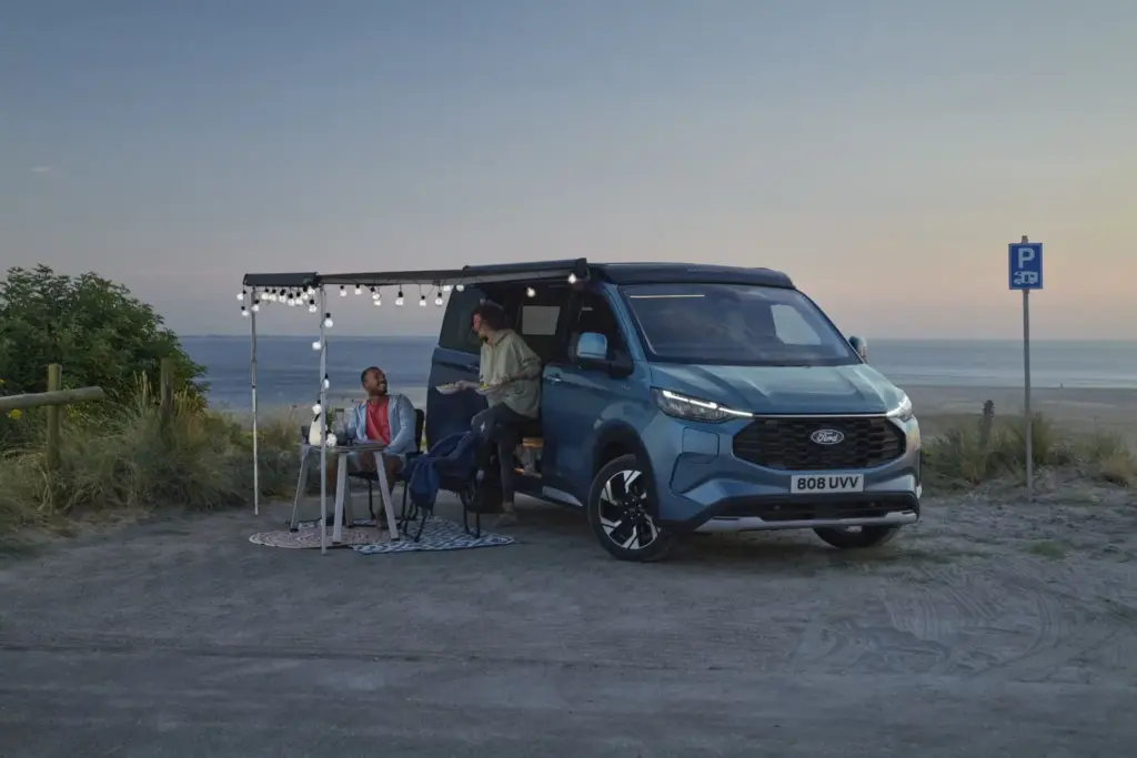 Ford Nugget o los 40 años de la Transit convertida en autocaravana 5 Motor16 2024FordTransitNuggetActivePHEV 2 3 4 front awning Motor16