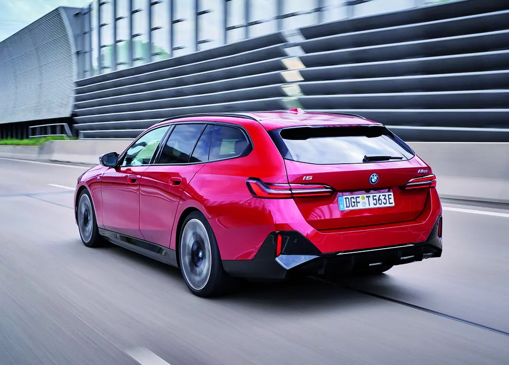 2025 BMW i5 Touring Motor16