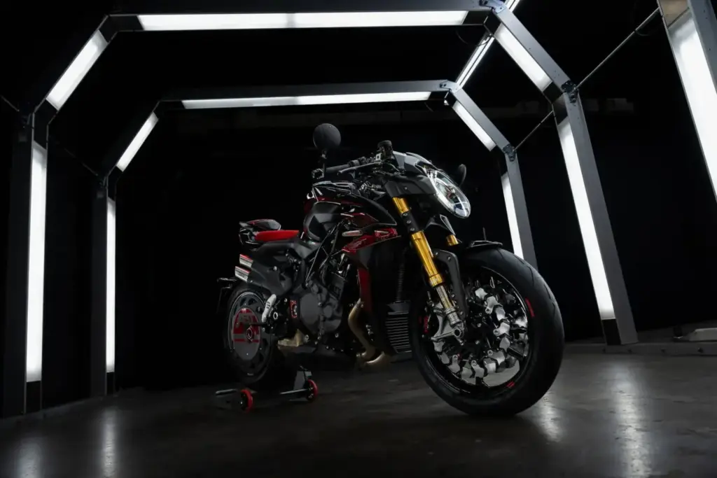 ABT se cansa de preparar Audi, Cupra, Lamborghini o Seat y se pasa a las dos ruedas 2 Motor16 2026 MV Agusta Brutale 1000 ABT. Imagen delantera.