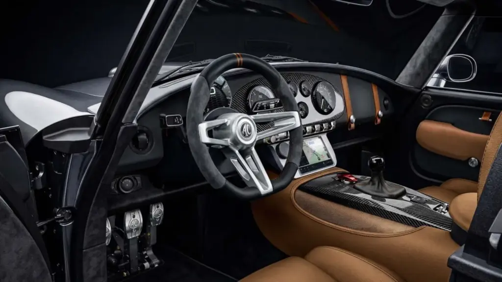 GT Coupé: AC Cars le ha puesto techo fijo al legendario Cobra para crear esta joya con 720 CV 5 Motor16 2026 AC Cars. Cobra GT Coupé. Imagen interior.