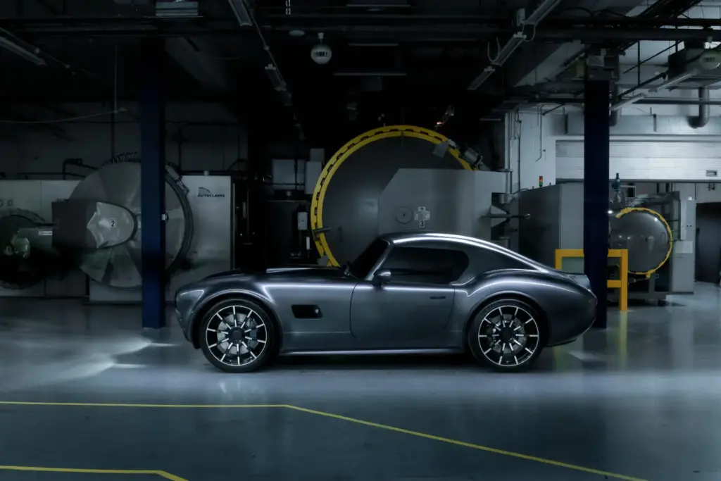 GT Coupé: AC Cars le ha puesto techo fijo al legendario Cobra para crear esta joya con 720 CV 12 Motor16 2026 AC Cobra GT Coupe 2 Motor16