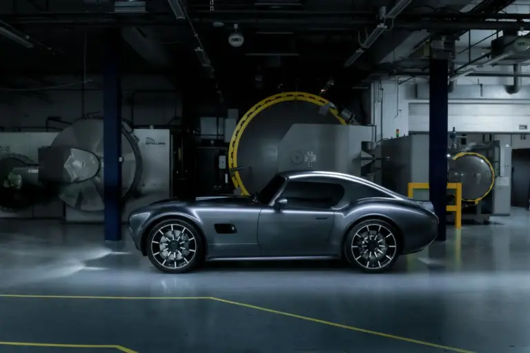 GT Coupé: AC Cars le ha puesto techo fijo al legendario Cobra para crear esta joya con 720 CV