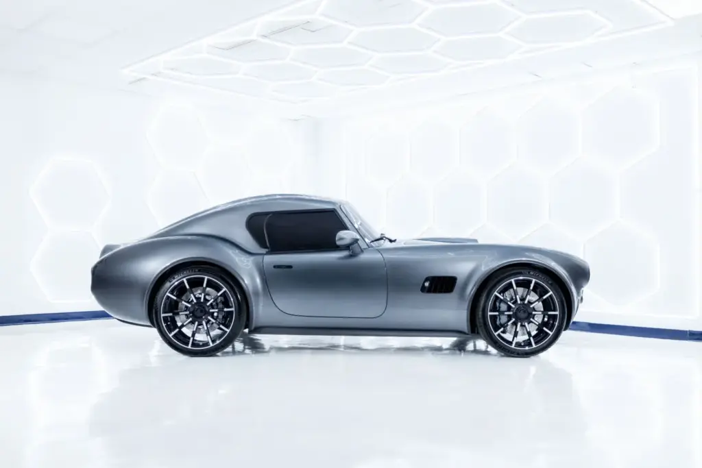 GT Coupé: AC Cars le ha puesto techo fijo al legendario Cobra para crear esta joya con 720 CV 3 Motor16 2026 AC Cars. Cobra GT Coupé. Imagen lateral.