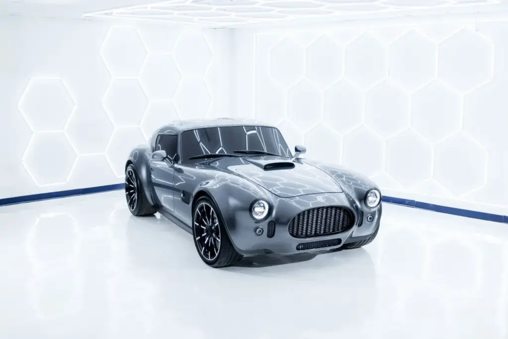 GT Coupé: AC Cars le ha puesto techo fijo al legendario Cobra para crear esta joya con 720 CV 1 Motor16 2026 AC Cars. Cobra GT Coupé. Imagen delantera.