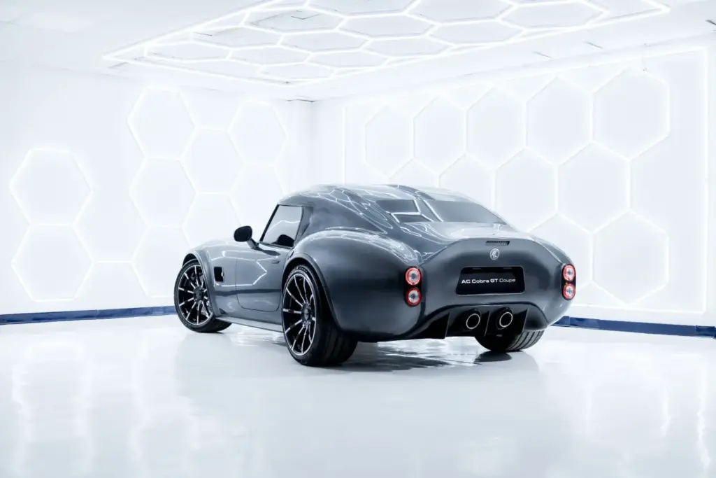 GT Coupé: AC Cars le ha puesto techo fijo al legendario Cobra para crear esta joya con 720 CV 2 Motor16 2026 AC Cars. Cobra GT Coupé. Imagen trasera.