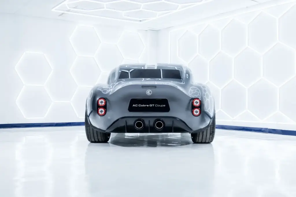 GT Coupé: AC Cars le ha puesto techo fijo al legendario Cobra para crear esta joya con 720 CV 10 Motor16 2026 AC Cobra GT Coupe 8 Motor16