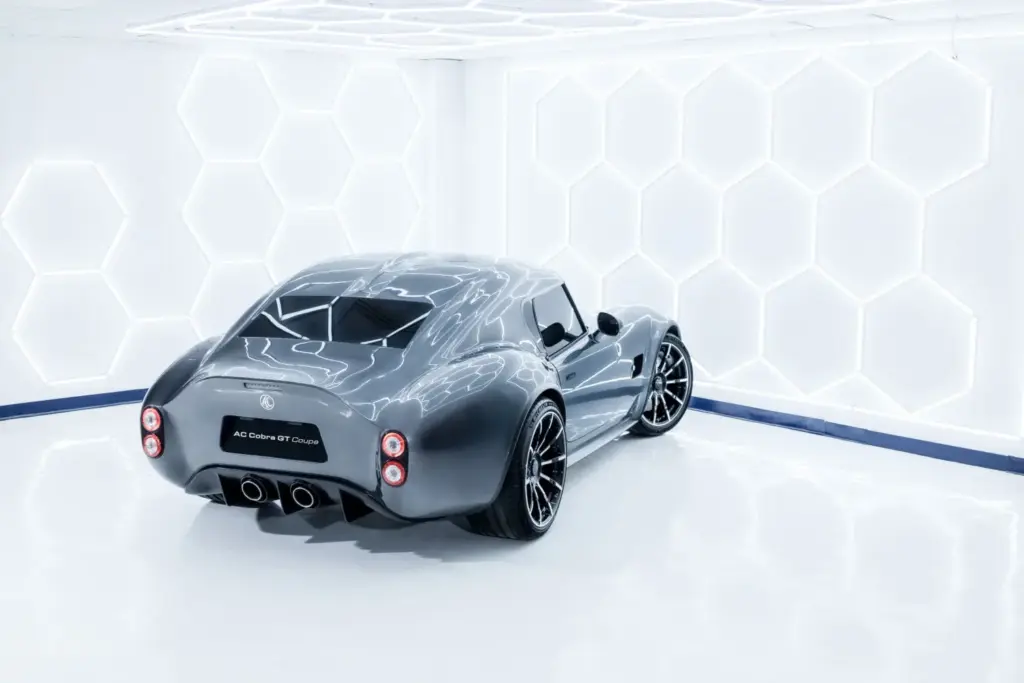 GT Coupé: AC Cars le ha puesto techo fijo al legendario Cobra para crear esta joya con 720 CV 9 Motor16 2026 AC Cobra GT Coupe 9 Motor16