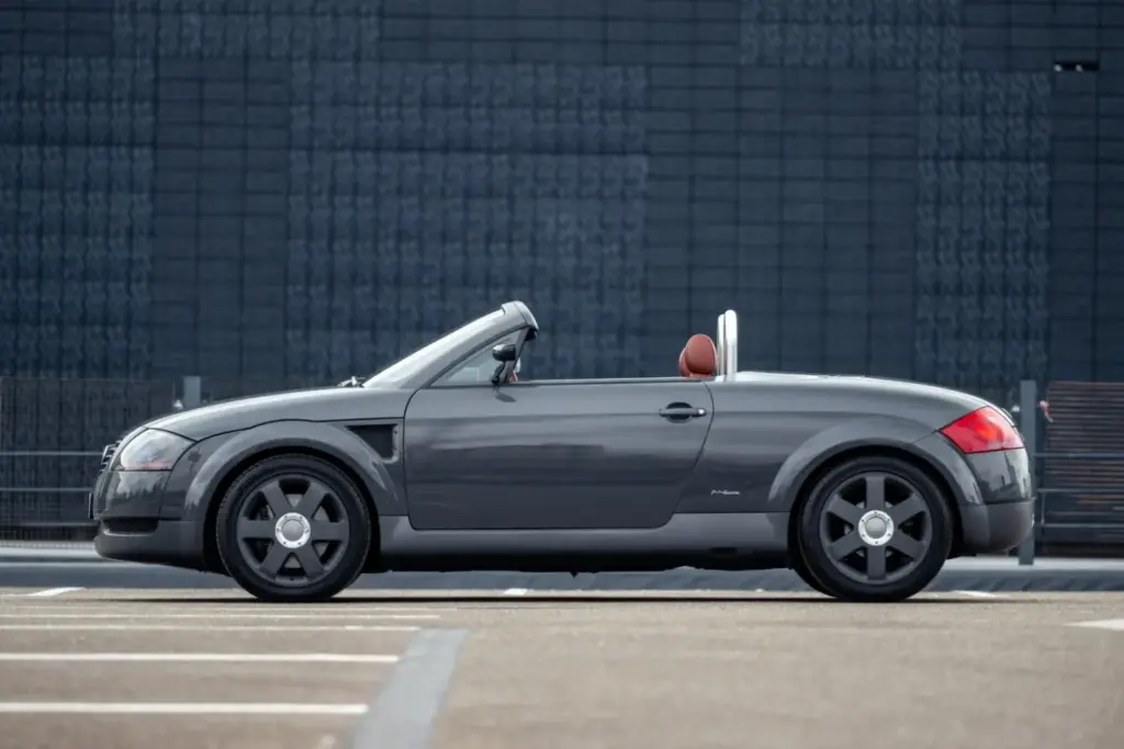 Autoforma segna l'Audi TT con cui è stata forgiata la leggenda Roadster di questa vettura sportiva 5 Motor16 2026 Audi TT Roadster Autoform. Immagine laterale.