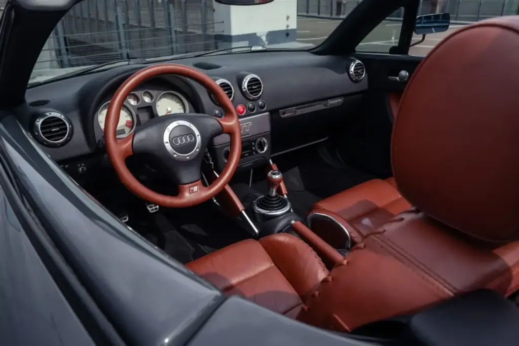 Autoforma segna l'Audi TT con cui è stata forgiata la leggenda Roadster di questa vettura sportiva 4 Motor16 2026 Audi TT Roadster Autoform. Immagine interna.