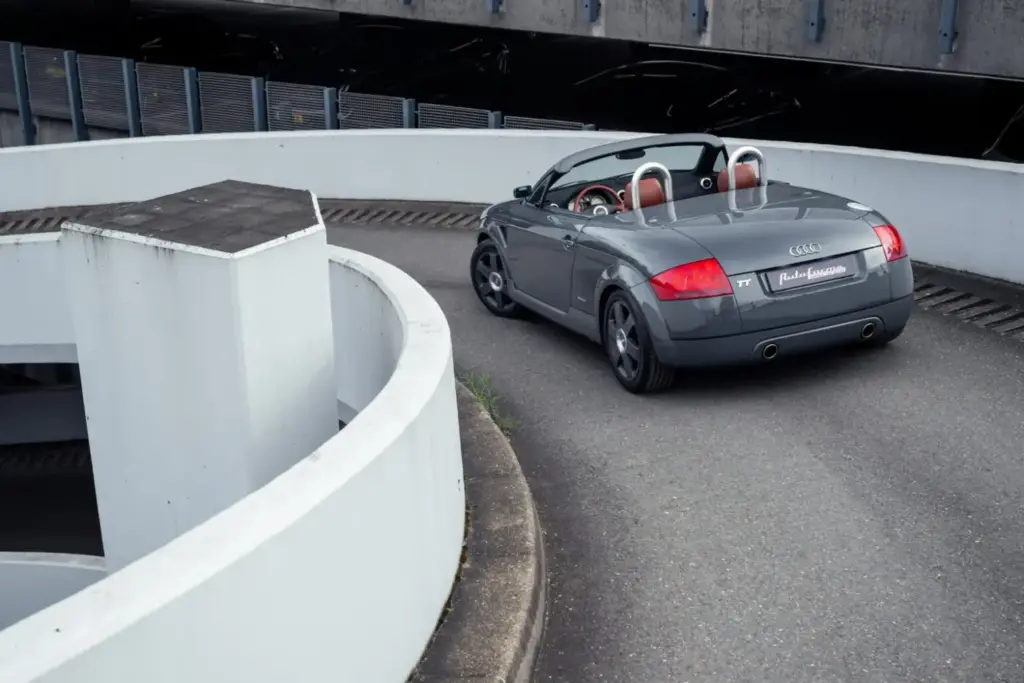 Autoforma segna l'Audi TT con cui è stata forgiata la leggenda Roadster di questa vettura sportiva 2 Motor16 2026 Audi TT Roadster Autoform. Immagine posteriore.