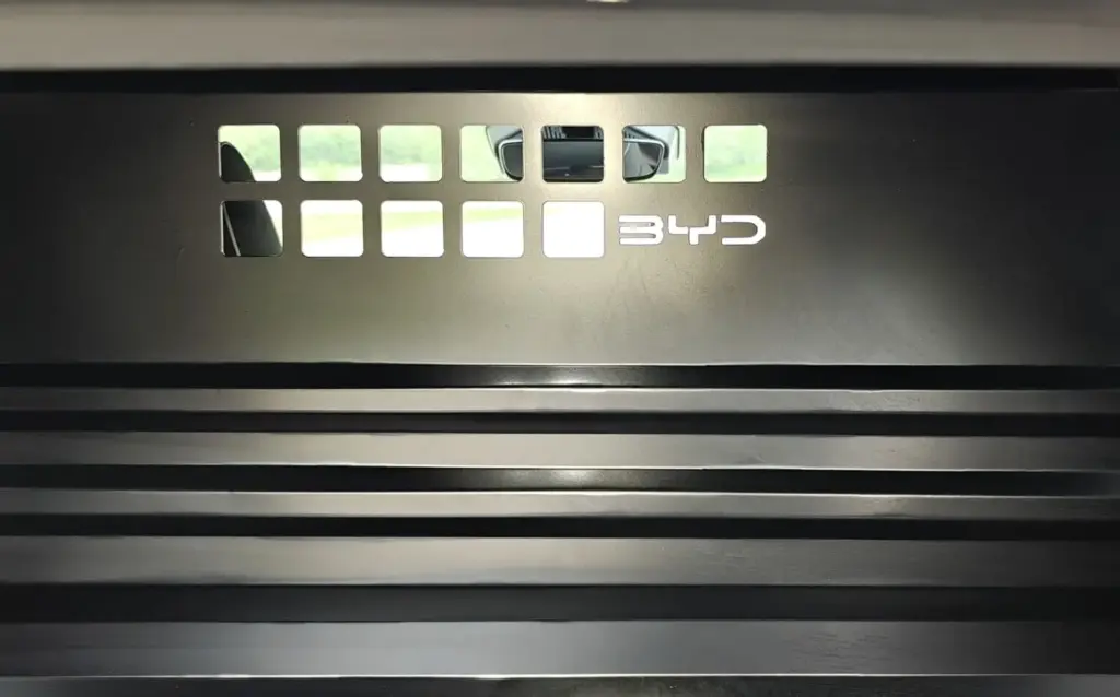 Con este particular Dolphin, BYD da el salto al universo de los vehículos comerciales eléctricos 4 Motor16 Furgoneta eléctrica BYD Dolphin Cargo 2026. Imagen detallada.