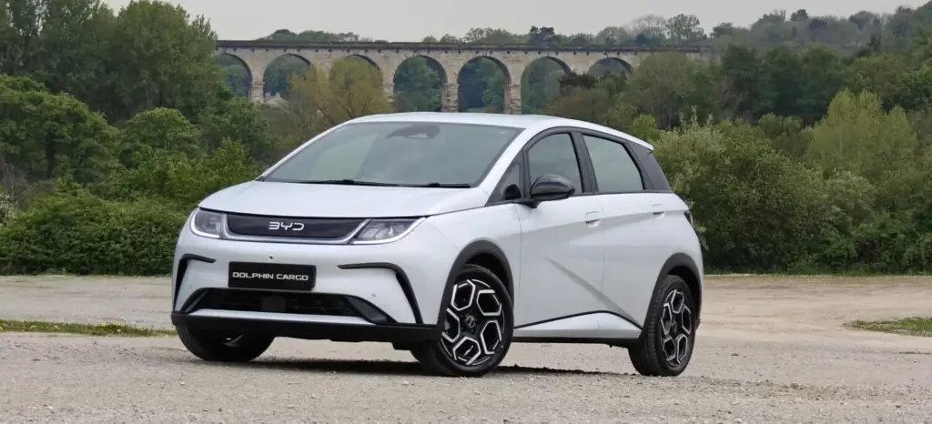 Con este particular Dolphin, BYD da el salto al universo de los vehículos comerciales eléctricos 2 Motor16 Furgoneta eléctrica BYD Dolphin Cargo 2026. Imagen frontal.