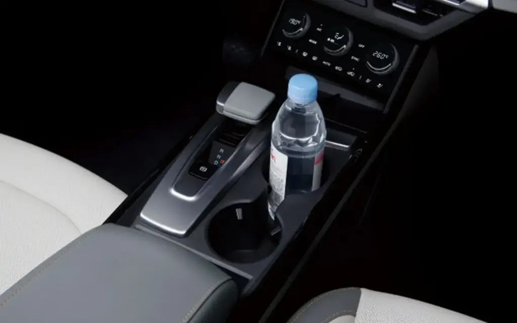 El KGM Torres mejora todo lo mejorable... sobre todo en el interior 2 Motor16 2026 KGM Torres Corea. Imagen selector cambio.