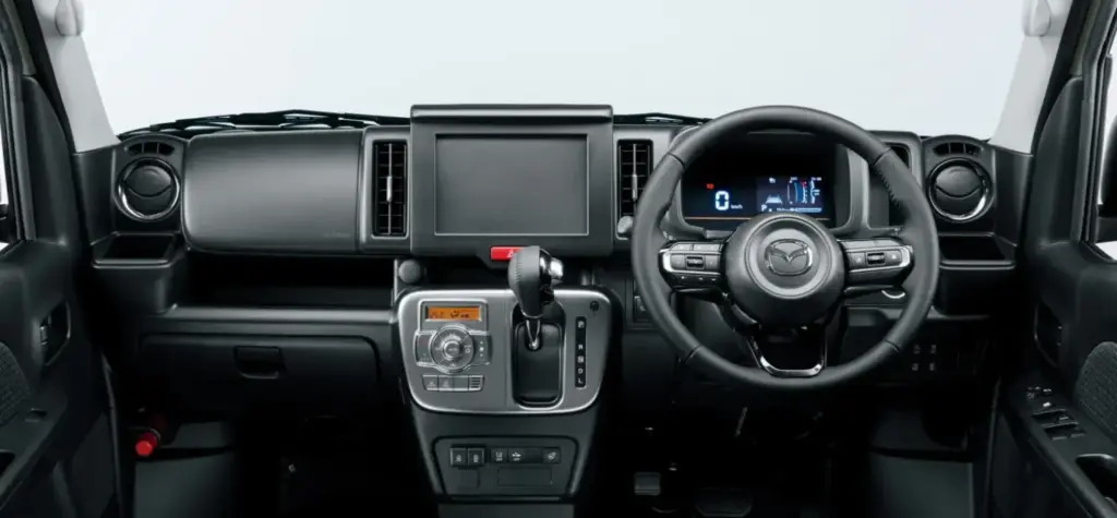 El Mazda más barato que puedes estrenar tiene tracción trasera y cambio manual. Pero no es lo que piensas 2 Motor16 2026 Mazda Scrum Van. Imagen salpicadero.
