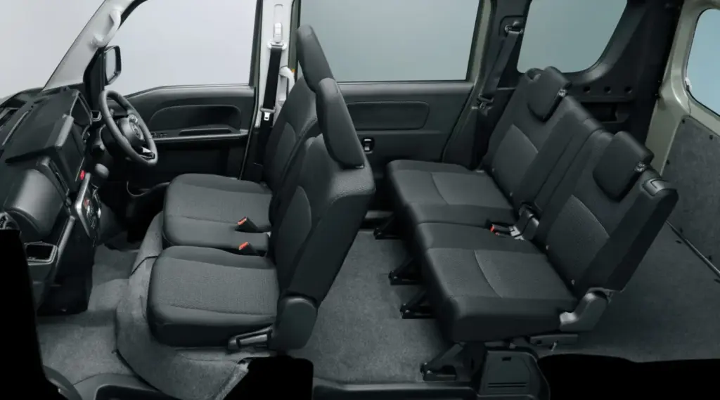 El Mazda más barato que puedes estrenar tiene tracción trasera y cambio manual. Pero no es lo que piensas 5 Motor16 2026 Mazda Scrum Van. Imagen interior.