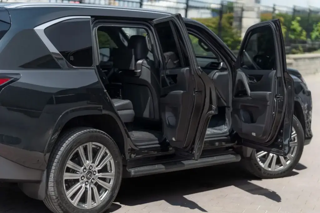 Un Lexus LX 'del montón' parece. Un auténtico búnker con ruedas, es 1 Motor16 2026 Miami Armored Lexus LX 700h. Imagen detalle.