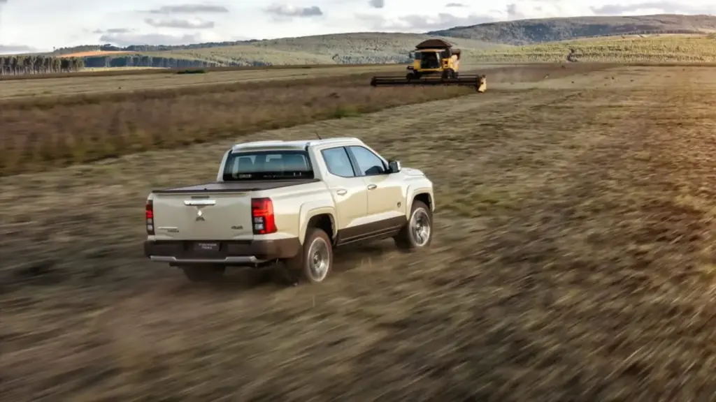 Mitsubishi se marca un pick-up para granjeros de postín y con 62.380 euros de presupuesto 5 Motor16 2026 Mitsubishi Triton Terra. Imagen movimiento.