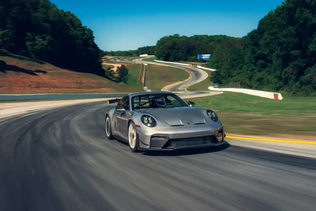 El Porsche 911 vuelve a demostrar quien es el mandamás en Road Atlanta... 7 años después 18 Motor16 2026 Porsche 911 Record Road Atlanta 18 Motor16