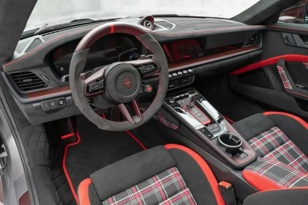 Mansory hace que el nuevo Porsche 911 Turbo S pierda los papeles 4 Motor16 2026 Mansory Porsche 911 Turbo S. Imagen interior.