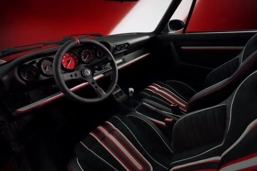El restomod perfecto de un Porsche 964 existe y lo fabrica Pogea Racing en Friedrichshafen 3 Motor16 2026 Porsche 964 Pogea Racing PR964. Imagen interior.