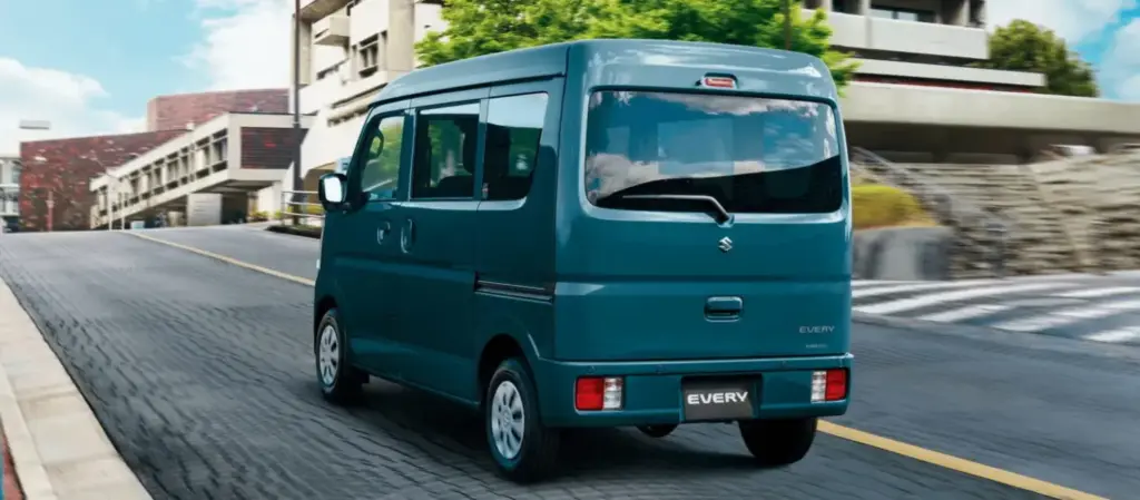 Suzuki Every: La caja de zapatos con motor más práctica que te vas a encontrar 17 Motor16 2026 Suzuki Every Japon 3 Motor16