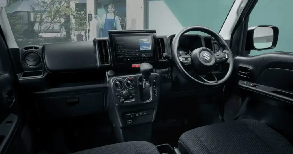 Suzuki Every: La caja de zapatos con motor más práctica que te vas a encontrar 1 Motor16 2026 Suzuki Every. Imagen interior.