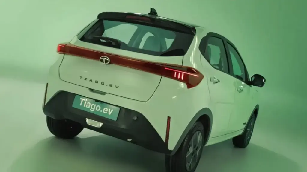 Tata Tiago: El utilitario de los 4.000 euros se pone mucho más guapo y tecnológico 1 Motor16 2026 Tata Tiago. Imagen trasera.
