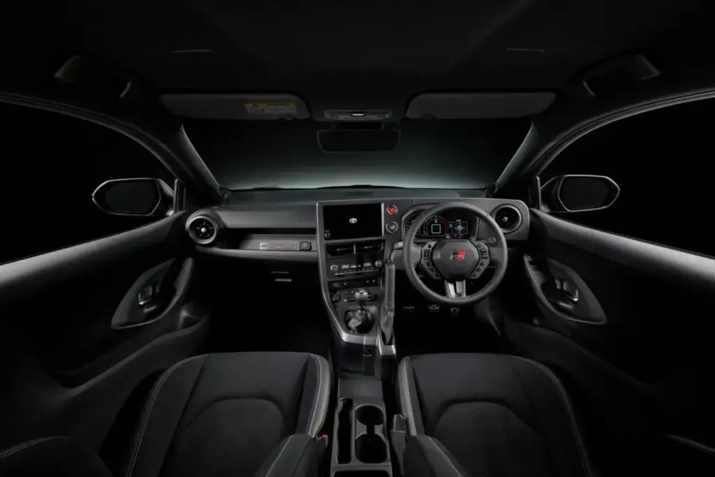 Los dos Toyota GR Yaris por los que tendrás que jugar a la lotería. Y no por la razón que imaginas 4 Motor16 2026 Toyota GR Yaris Ogier. imagen interior.