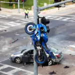 Conductor gira sin mirar y motorista acaba colgado de un semáforo: el accidente que se hizo viral