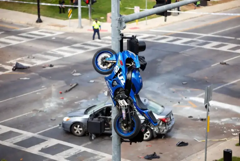 Conductor gira sin mirar y motorista acaba colgado de un semáforo: el accidente que se hizo viral