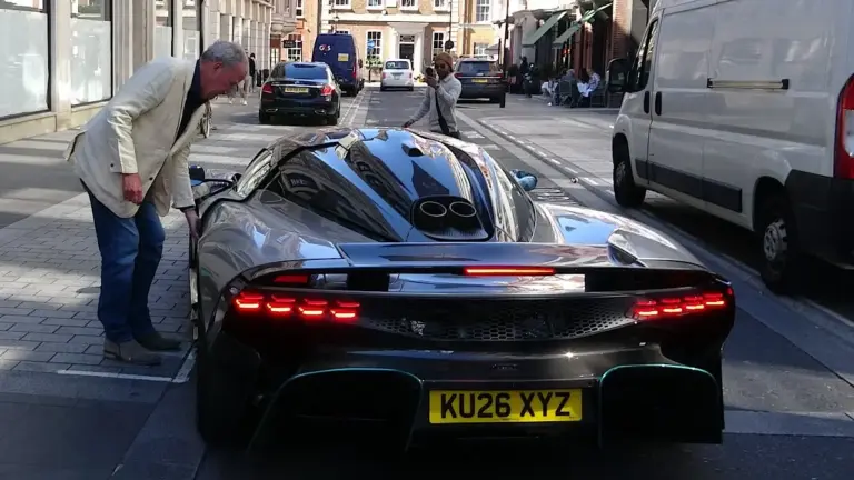 Jeremy Clarkson se sube al Aston Martin Valhalla de 1 millón de euros