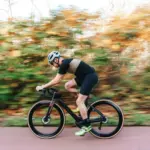 El BOE prohíbe a los ciclistas circular por el arcén: multa de 200 euros y pérdida de puntos