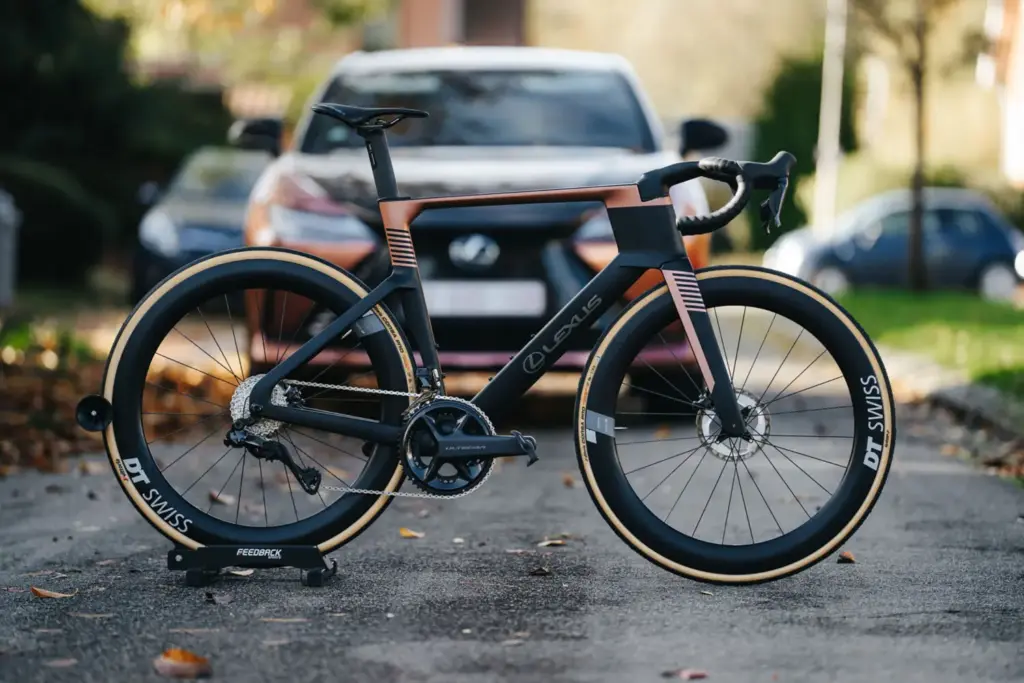 Race Bike: Lexus da el salto a las dos ruedas de la mano de Ridley 1 Motor16 2026 Lexus Race Bike. Imagen.